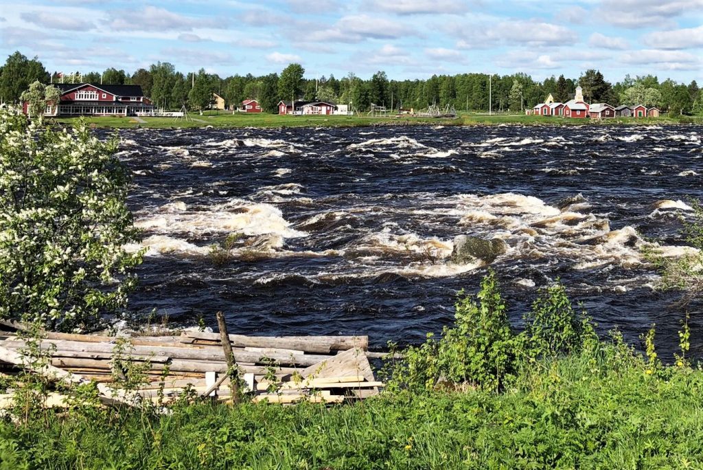 Valokuvassa joki.