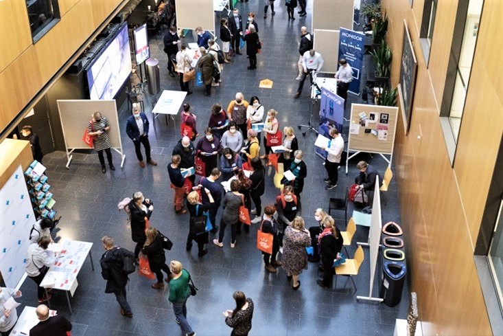 Valokuva eHealth-konferenssin osallistujista ständeillä ylhäältäpäin kuvattuna.