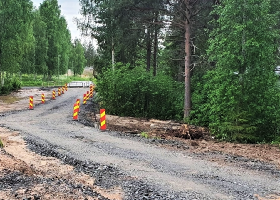 Valokuvassa rakentamisvaiheessa oleva tie.