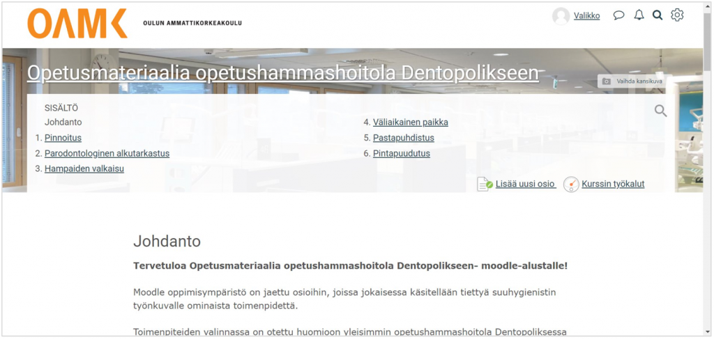 Kuvakaappaus opetusmateriaalista Moodlessa. Siinä näkyy sisällysluettelo ja alkuosa johdannosta. Sisällysluettelossa on seuraavat osiot: Johdanto, pinnoitus, parodontologinen alkutarkastus, hampaiden valkaisu, väliaikainen paikka, pastapuhdistus ja pintapuudutus.