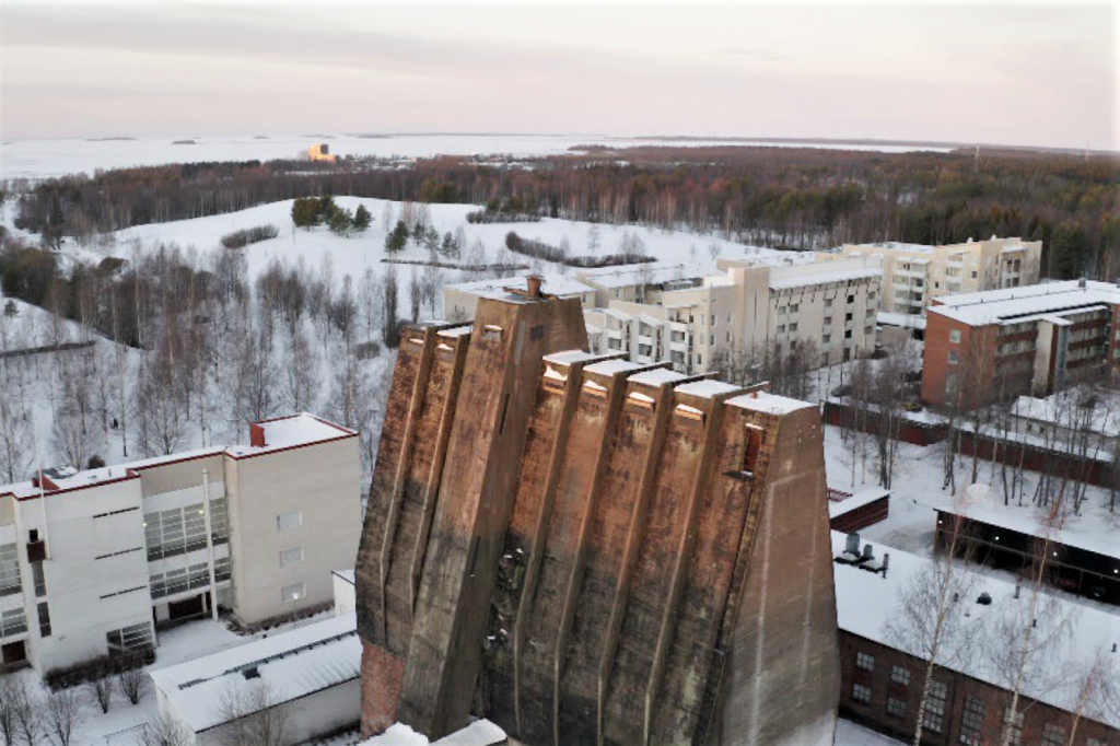 Valokuva siilorakennuksesta.