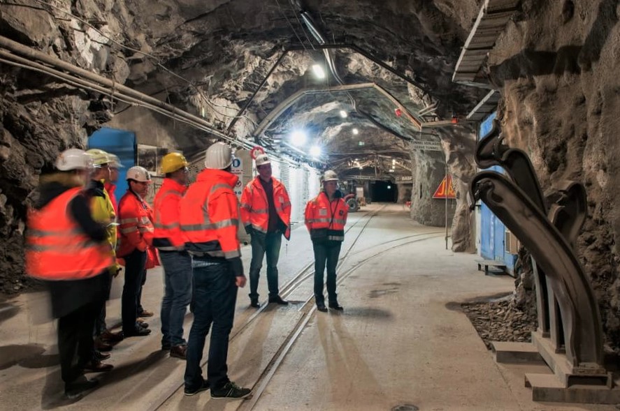 Photo of people in the mine.