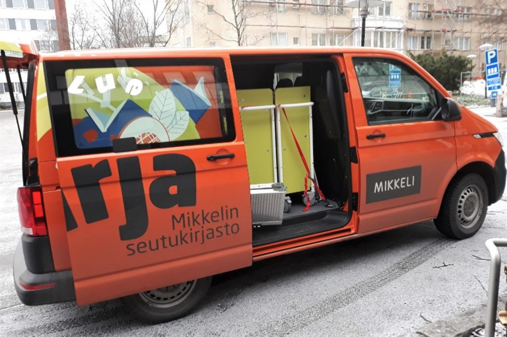 Kuvassa pakettiauto.