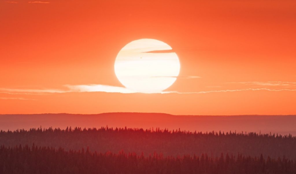 Valokuva auringon noususta.