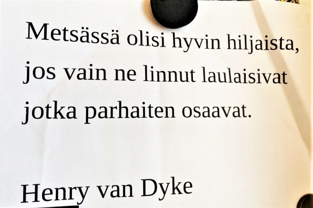 Valokuva seinällä olevasta mietelauseesta: "Metsässä olisi hyvin hiljaista, jos vain ne linnut laulaisivat, jotka parhaiten osaavat." Henry van Dyke.