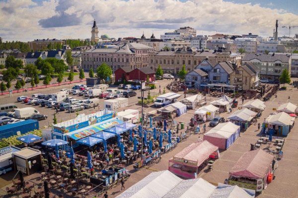 Valokuva Oulun torista.