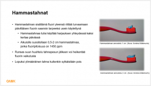 Diassa kaksi kuvaa hammasharjoista joissa tahnaa ja teksti: Hammastahnan sisältämä fluori yleensä riittää turvaamaan päivittäisen fluorin saannin tarpeeksi usein käytettynä. Runsas suus huuhtelu tahnapesun jälkeen voi heikentää fluorin vaikutusta. Lopuksi ylimääräinen tahna kuitenkin sylkäistään pois.