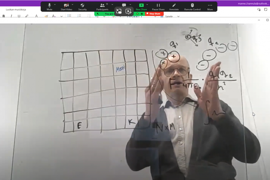 Kuvakaappaus etäopetustilanteesta Zoomista, jossa opettaja käyttää piirtotaulua.